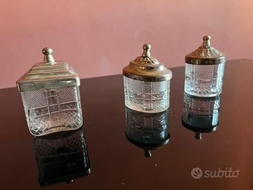 Contenitori etnici in vetro e metallo