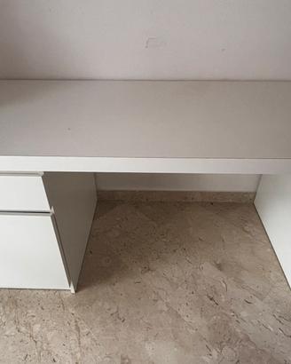 Scrivania ikea con cassetti