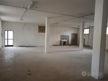 Posti auto in ampio garage/magazzino