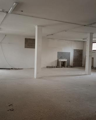 Posti auto in ampio garage/magazzino