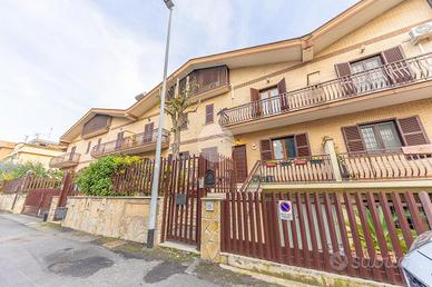 VILLA A SCHIERA A ROMA