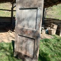 vecchio portone a due battenti