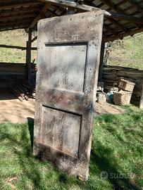 vecchio portone a due battenti