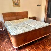 Letto di falegnameria con due comodini in legno