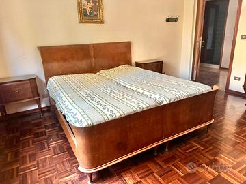 Letto di falegnameria con due comodini in legno