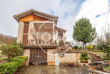 Villa di 267 m² con più di 5 locali e box auto dop