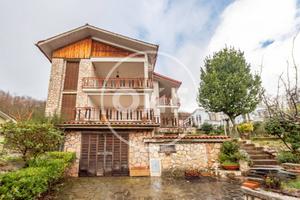 Villa di 267 m² con più di 5 locali e box auto dop