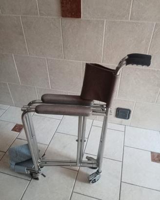 Sedia a rotelle per anziani/disabili