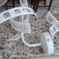 lampadio più ampliche sui comodini 