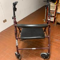 Girello e tavolino per persona anziana