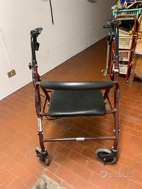 Girello e tavolino per persona anziana