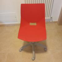 Sedia da scrivania Shell rossa con rotelle