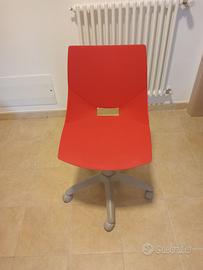Sedia da scrivania Shell rossa con rotelle
