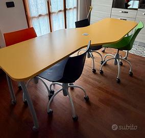 Tavolo con  passacavi centrale e sedie