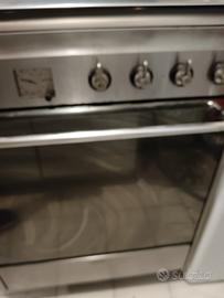 cucina bianca con elettrodomestici 