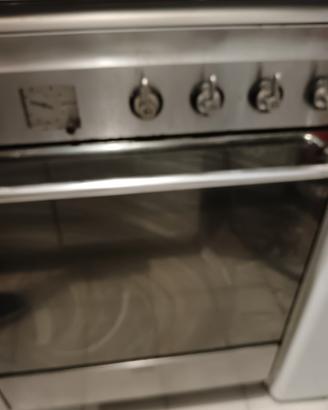 cucina bianca con elettrodomestici 