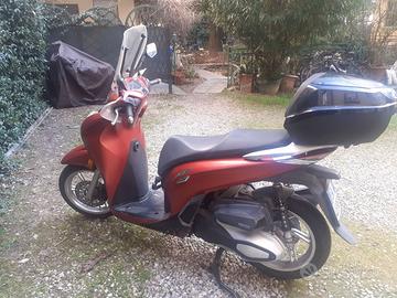 Scooter Honda SH 350 rosso metallizzato