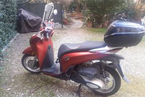 Scooter Honda SH 350 rosso metallizzato