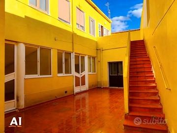 Indipendente bilivelli con cortile