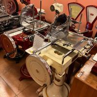 affettatrice antica con piedistallo