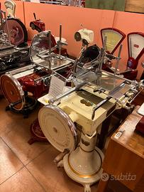 affettatrice antica con piedistallo