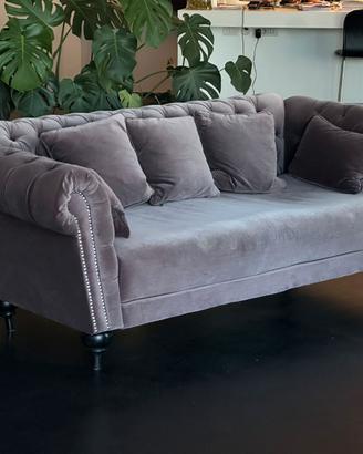 elegante divano chesterfield in velluto grigio