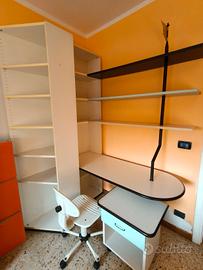 Scrivania con scaffale