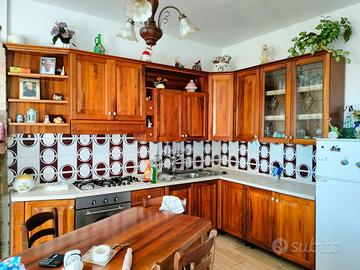 Cucina angolare in legno massello, giá smontata.