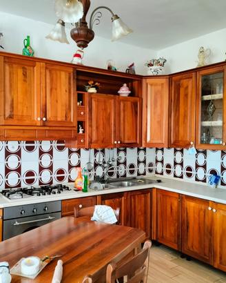 Cucina angolare in legno massello, giá smontata.