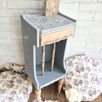 Comodino mobiletto decorato con legno grezzo