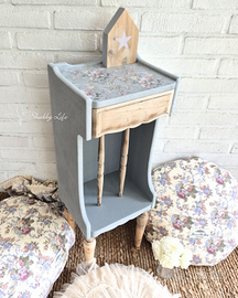 Comodino mobiletto decorato con legno grezzo