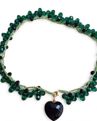 collana all uncinetto con cristalli verdi e neri 