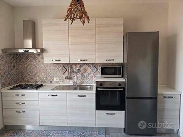 Cucina con forno e lavastoviglie, frigo a parte