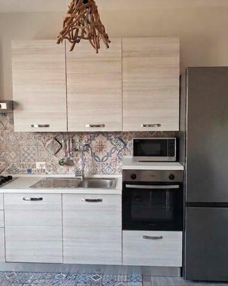 Cucina con forno e lavastoviglie, frigo a parte