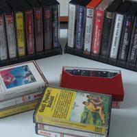 28 musicassette con 2 custodie