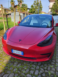 Tesla model 3 dual motor rossa