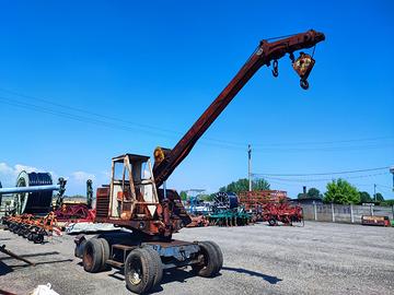 Gru semovente-girevole-funzionante