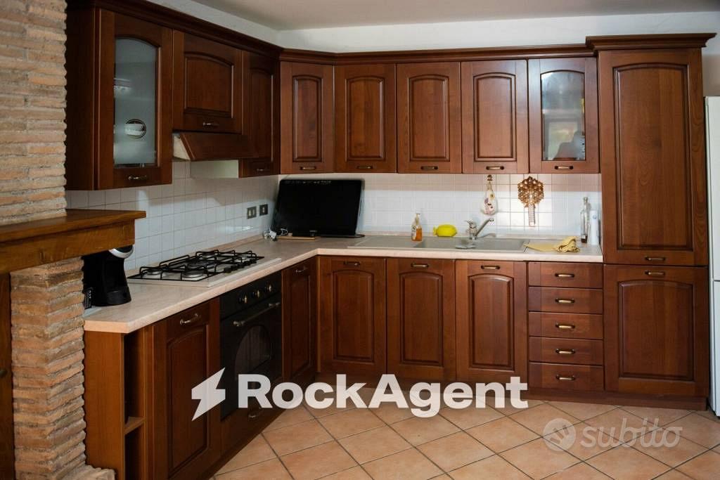 Rustico / Casale di 370 m² con 5 locali e box auto - Altro