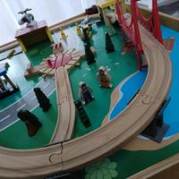 pista in legno con tavolo 