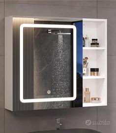 Specchio per bagno con illuminazione.