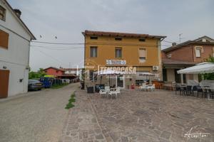 QUADRILOCALE A RAVARINO