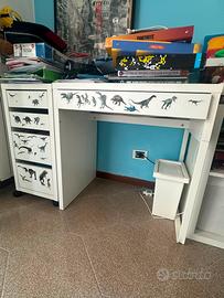Scrivania, letto, sedia e mobile Ikea