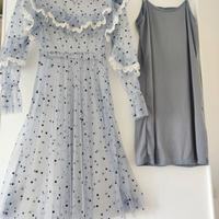 Abito blu-grigio in tulle con pois e pizzo