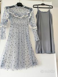 Abito blu-grigio in tulle con pois e pizzo