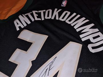 Maglia autografata da Giannis Antetokounmpo