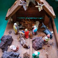 presepe rappresentativo con capanno e personaggi d