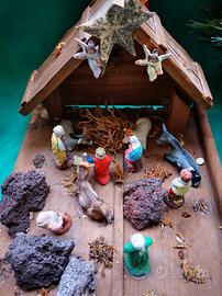 presepe rappresentativo con capanno e personaggi d