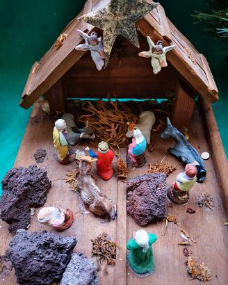 presepe rappresentativo con capanno e personaggi d