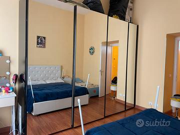 Armadio specchiato prodotto dal falegname