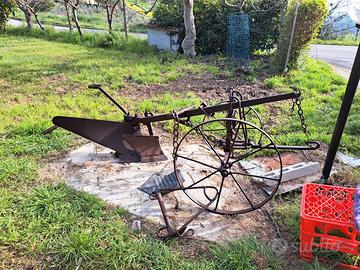 n. 2 aratri di cui 1 antico.